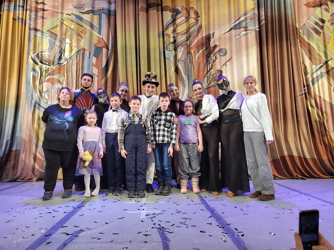 Семьи с детьми-инвалидами отделения по работе с семьей побывали на иллюзионном шоу-спектакле Артёма Кульвиц Шоу «Мировые Иллюзии» ﻿
