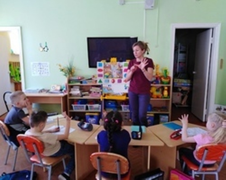 В реабилитационном центре "Преодоление" учителя-дефектологи проводят коррекционно-развивающие занятия по различным направлениям: развитие памяти, внимания, мышления, сенсомоторному развитию