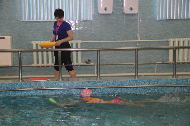 Занятие в бассейне проводит Веселова НЮ