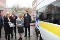 Голодец Ольга Юрьевна вручает ключи от автомобиля с подъемником