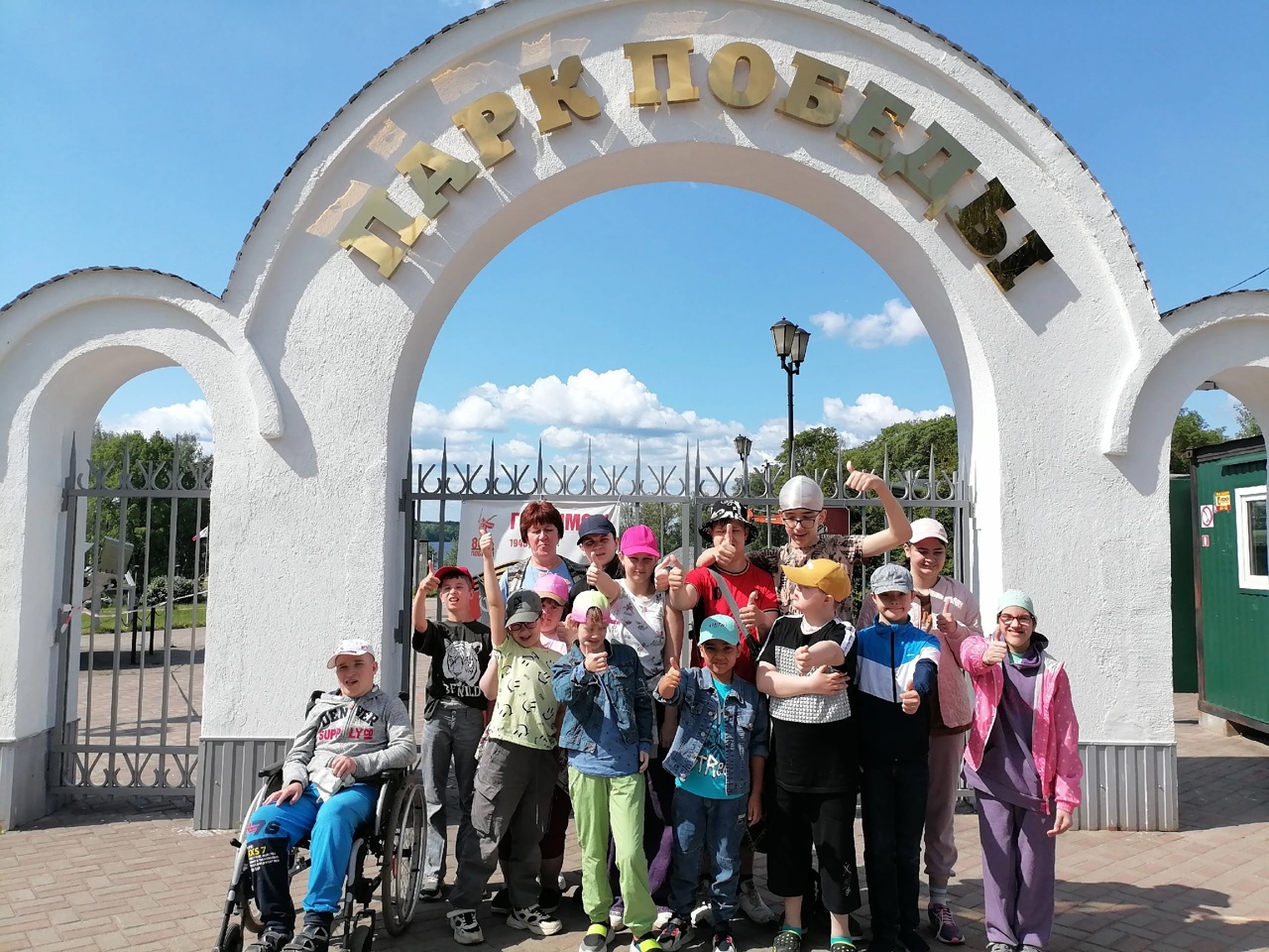 Дети, посещающие лагерь дневного пребывания, посетили экскурсию в Парке Победы