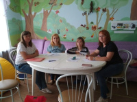 Встреча для родителей проводит психолог Савина ЕГ