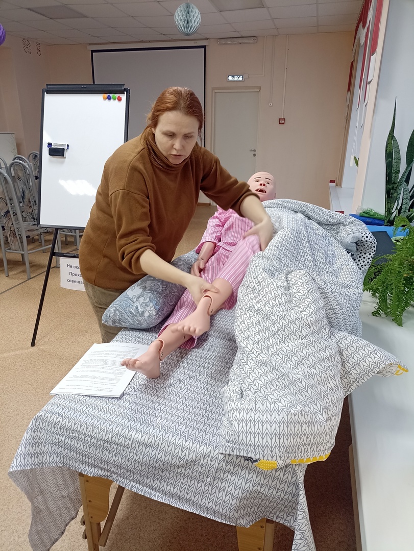 Ежемесячно в "Школе ухода" нашего центра проходят консультации для сотрудников, оказывающих услуги на дому