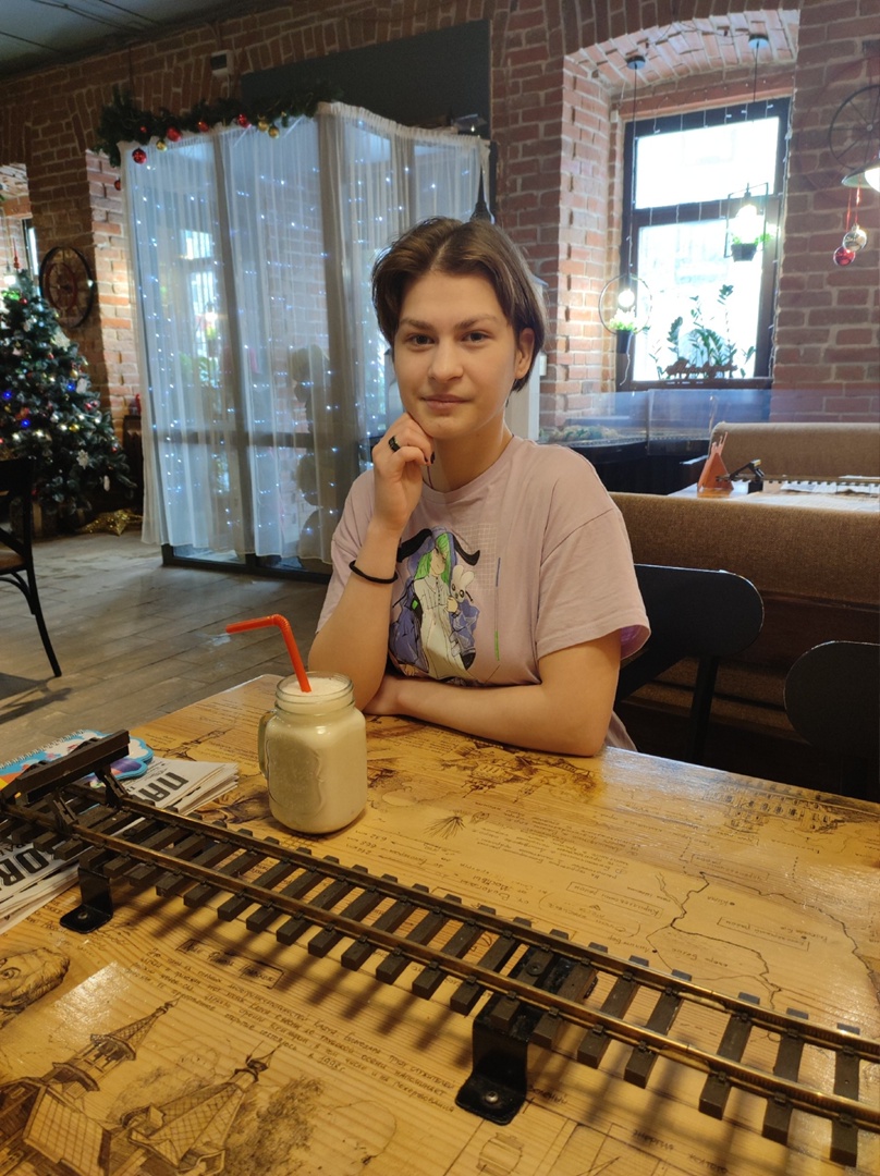 В Социальном фонде в г. Череповце проходит персональная выставка воспитанницы «Преодоления»