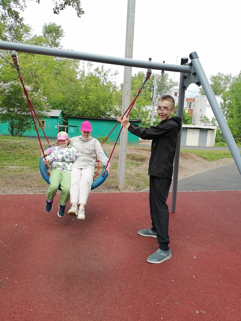 День качания на качелях