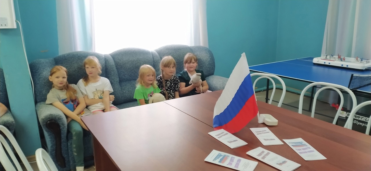 В преддверии Дня флага Российской Федерации в комплексном центре «Забота» прошло познавательное мероприятие для детей