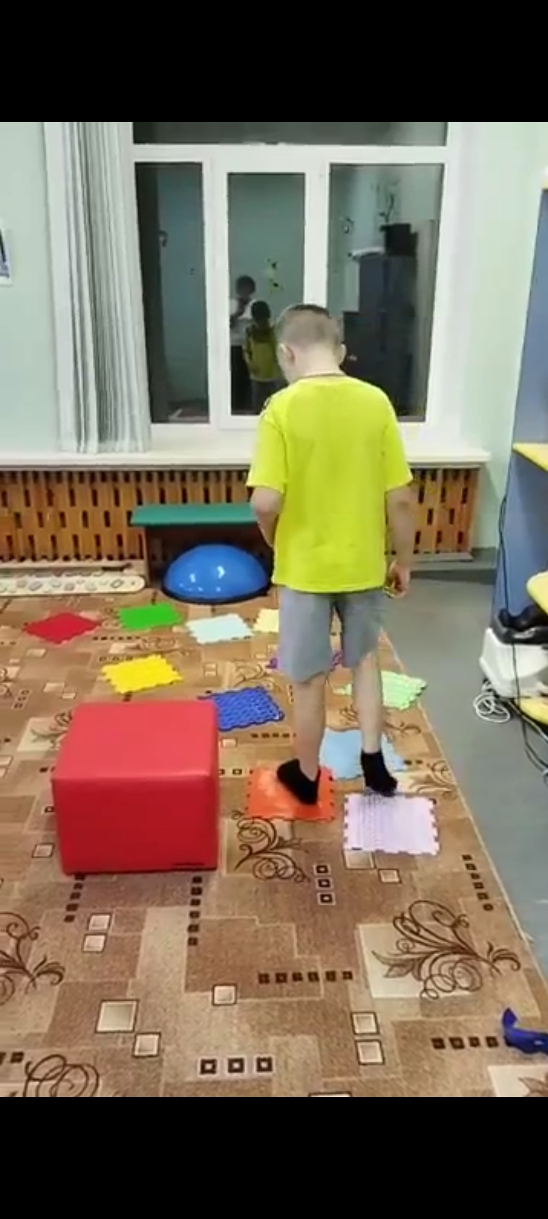 В группах дневного пребывания дети под руководством воспитателей занимаются в зале адаптивной физкультуры