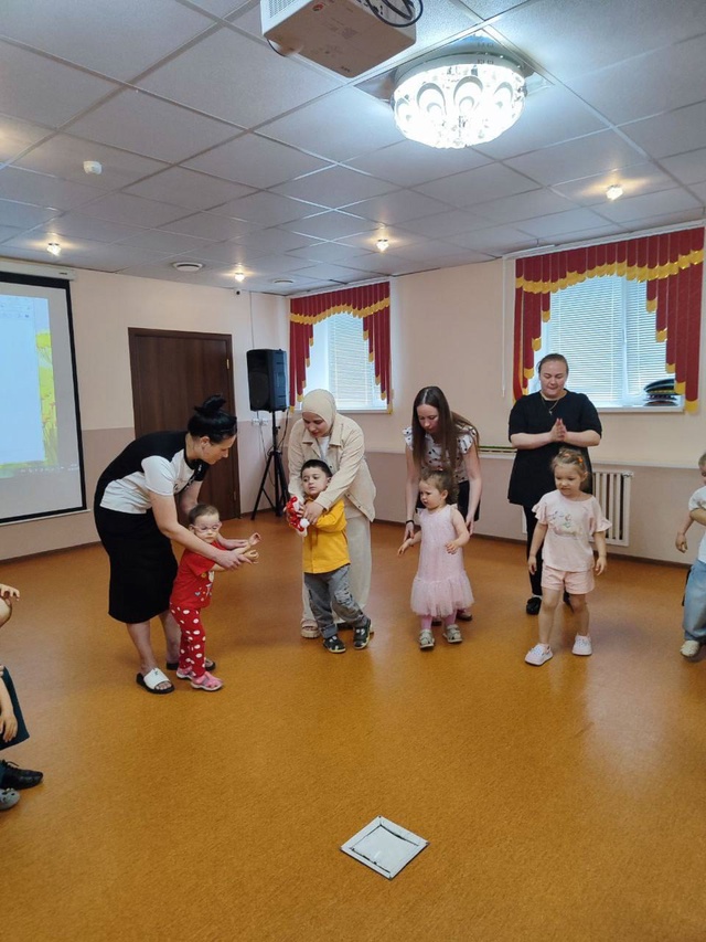 Семьи отделения ранней помощи совершили путешествие в страну под названием "Детство"