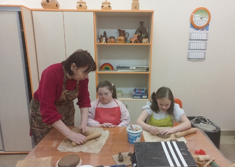 Дети реабилитационного центра «Преодоление» осваивают мастерство гончарного дела