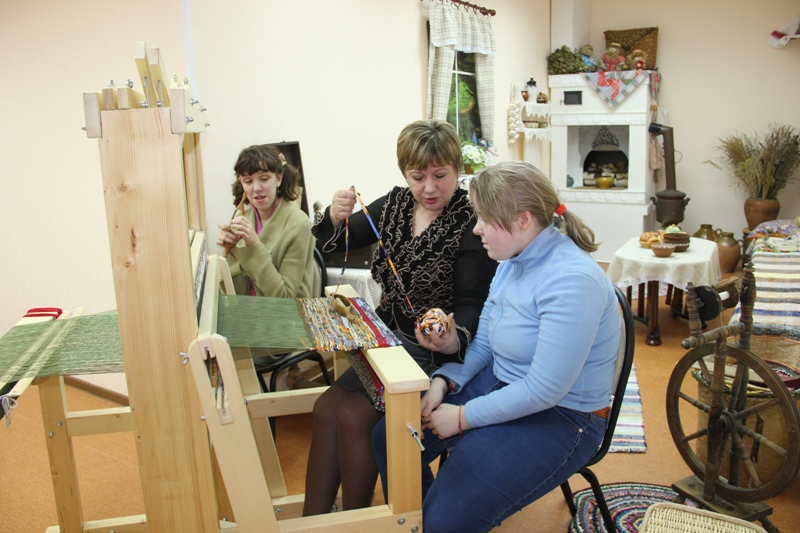 Занятие по ткачеству проводит Малинина МН