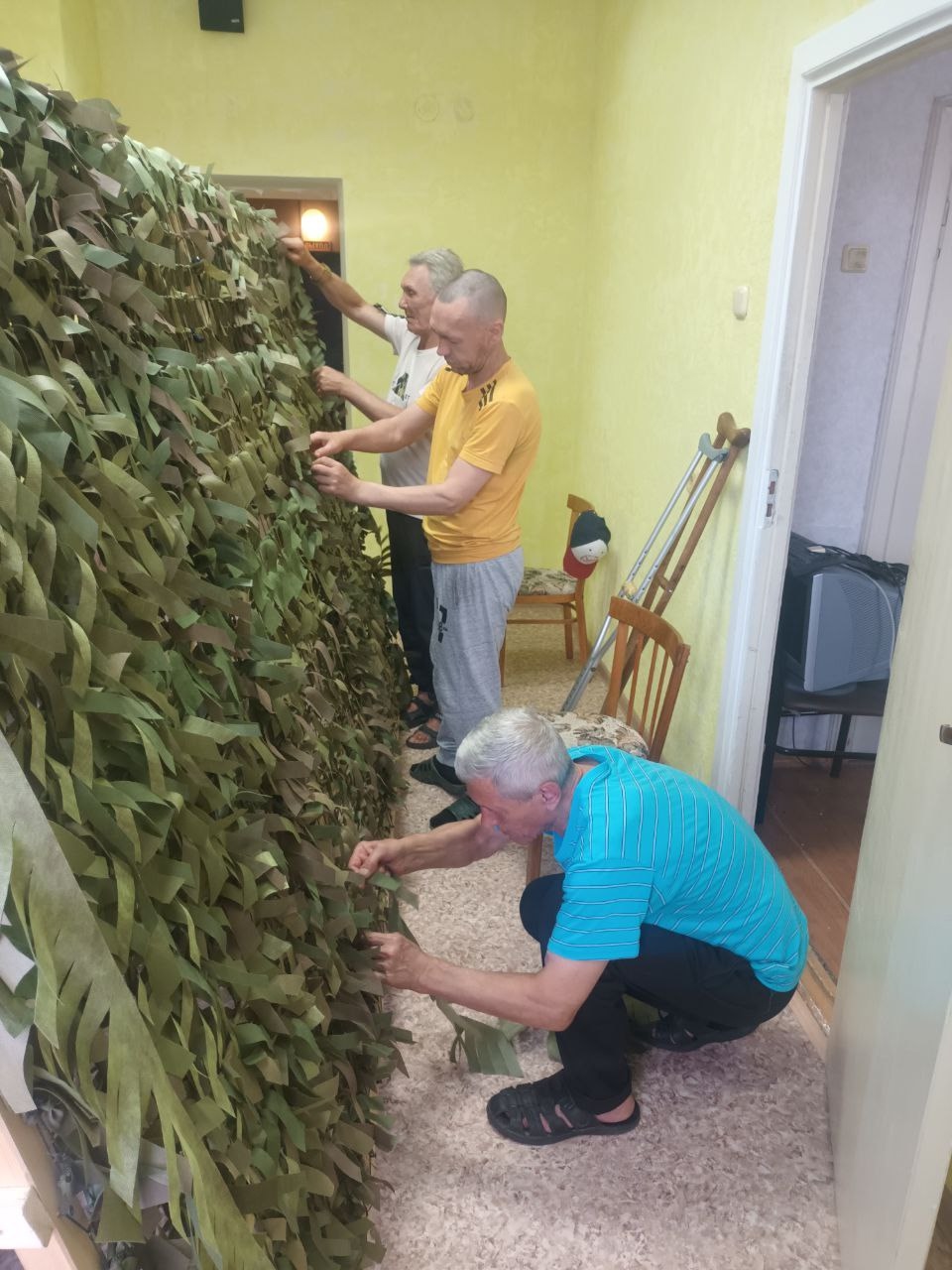 «От добрых рук – на передовую»: в центре продолжают плести маскировочные сети для СВО